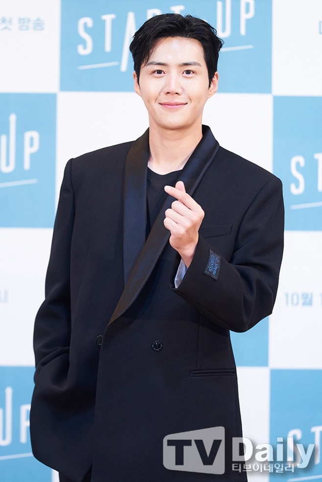 A new claim has emerged over the personal life controversy of Actor Kim Seon-ho.There is a story that Kim Seon-ho has been Distorted in the story of marrying former GFriend and encouraging Abortion.Disclosure continues in various ways around the case, but it seems difficult to overturn the situation of the case.On the 26th, Dispatch reported an article titled Kim Seon-ho, Distorted Twelve Truths, referring to the real name of Kim Seon-ho, former GFriend A.According to reports, Mr. A acknowledged his divorce career after his relationship with Kim Seon-ho, and Kim Seon-ho was embarrassed, but he later traveled like a couple.The two travel photos were also released, saying that the fact is different from Mr. As claim that he had to hidden and love.Also, the allegations that Kim Seon-ho had encouraged Abortion were based on the stories of Kim Seon-ho acquaintances.In a message restoration and testimony Kim Seon-ho shared with his acquaintances, there was a counterargument that Kim Seon-ho initially celebrated the news of pregnancy, but seemed to be scared, and later agreed to send (the child) to each other, although it is unfortunate.In addition, Kim Seon-ho fulfilled his responsibility as a couple to former GFriend, saying that he had boiled seaweed soup for two weeks for A after the abortion surgery, and after 10 months of cooperation after the Abortion, he continued to argue that Disclosure was different from the truth.However, the publics reaction to the testimony of Kim Seon-ho acquaintances in this additional report is cold.The fact that I had a pregnancy-abstract surgery after all, I was conciliating GFriend, is a constant truth.According to the timeline in the outgoing article, it is revealed that Couples pregnancy was only three days after she knew it, that she had been in a hospital for a long time, and that she did not wait as a guardian at the time of surgery.Kim Seon-hos related search term was added to Kim Seon-ho because of his acquaintances testimony that Kim Seon-ho went to buy seaweed soup ingredients at the time of surgery.The secondary story that Kim Seon-ho, who can not cook, bought seaweed at the mart and cooked it for two weeks directly was not enough to cover the fact that he had been involved in abortion surgery.This is why the netizens say, If you were careful about your behavior before you bought seaweed soup ingredients, this would not have happened.Kim Seon-ho admitted his wrongdoing by releasing his own apology three days after the controversy, apologizing to the party, former GFriend, industry officials who were affected, and fans and the public who loved him.The former GFriend also erased the initial Disclosure post, accepting Kim Seon-hos apology.As such, the parties want to end the exhaustive debate, but rather people around them are raising their minds and drawing up the issue of contracting their agency, which is far from the essence of the case.Do they need to add more unnecessary stories to their personal life?
