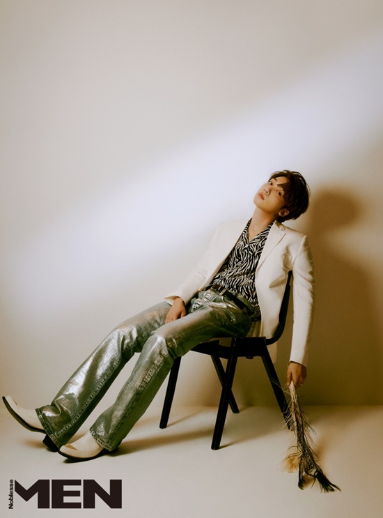 On the 26th, he released an interview with a male magazine picture of Jeong Se-woon.In the public picture, Jeong Se-woon posed with a guitar as a singer-songwriter and captivated his own personality.In addition, Jeong Se-woon made a sophisticated atmosphere by perfecting simple and dandy styling that matched white jacket and jeans.In a subsequent interview, Jeong Se-woon said of the unique culture that fans wear unusual costumes and appear in fan signings, Its really creative.My personality and fans tendency to be quiet as if it were quiet resembles each other. Asked about his strengths, he said, I am a person who can do music for a long time.Music has to develop in time for the times, and I love it when its so fun, studying.I want to be a singer who wonders what will come out in the future. As a singer, he expressed his distinct beliefs and values.Jeong Se-woon said: Its so attractive to be able to tell my story, to express my thoughts, above all, Musics power is strong.It is difficult to change a persons mind with something, but Music can change the real mind.Music is a powerful person who supported me even when I am happy and sad. More pictorials and interviews by Jeong Se-woon can be found in the November issue of Noblesse Man.Photo: Noblesseman