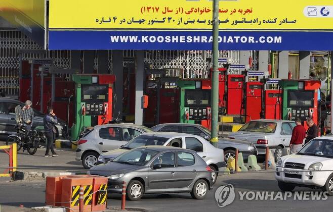 이란 주유소 전산망 마비 (테헤란 AFP=연합뉴스) 26일(현지시각) 이란 테헤란 주유소에서 차량이 주유하기 위해 줄을 서 있다. 2021.10.26 photo@yna.co.kr