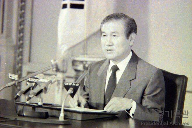 1988년 올림픽 담화 발표하는 노 전 대통령 모습. (대통령기록관 홈페이지 캡처) 2021.10.26/뉴스1