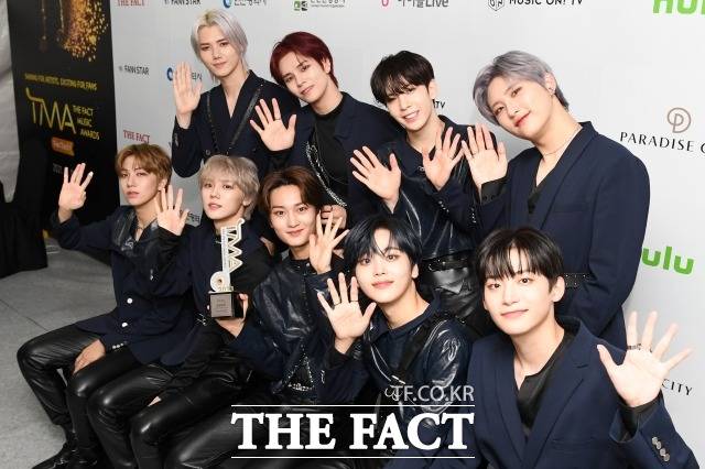 그룹 크래비티가 '2021 TMA' 인터뷰를 마치고 취재진을 향해 밝게 인사하고 있다. /남용희 기자