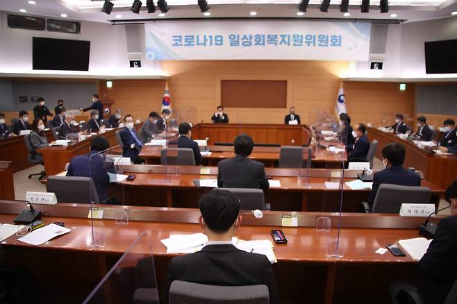 김부겸 국무총리가 27일 정부서울청사에서 열린 제3차 코로나19 일상회복지원위원회에서 발언하고 있다. 연합뉴스