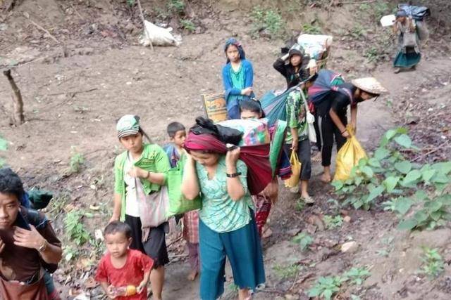 미얀마군부의 공습을 피해 태국으로 피신하는 카렌 주민들. 미얀마나우 캡처