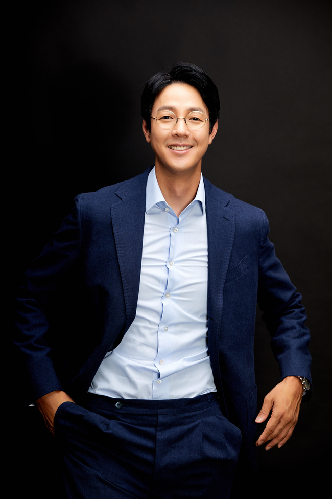 Actor Kim Young-joon joins Young Lady and GentlemanKBS 2TV weekend Drama Young Lady and Gentleman (director Shin Chang-seok, playwright Kim Sa-kyung) is a drama about the turbulent story that takes place when the soil spoon young lady and gentleman meet to fulfill their responsibilities and find happiness.In the play, Kim Young-joon plays the role of the hospital directors son Young Seok, and draws a person who wants to marry Lee Se-ryun (Yoon Jin-yi) for the love hospital.Kim is currently filming Channel A New Moonwha Drama Showwindo.Kim Young-joon, who is scheduled to show an authoritative and conservative appearance through Show Window, is expected to pay attention to how he will meet viewers in Young Lady and Gentleman.
