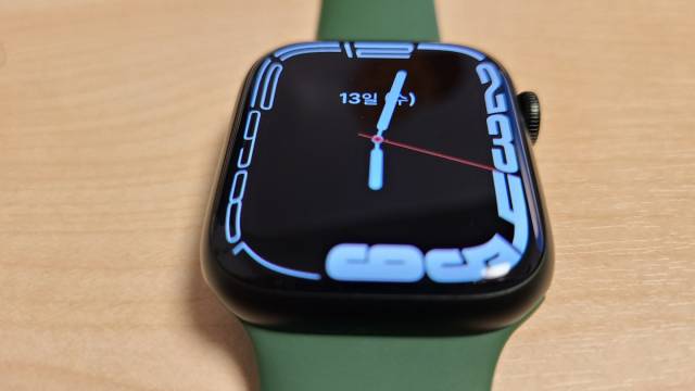 시계 숫자를 화면 가장자리까지 밀어 넣은 애플워치7의 윤곽 페이스/사진=노현섭 기자
