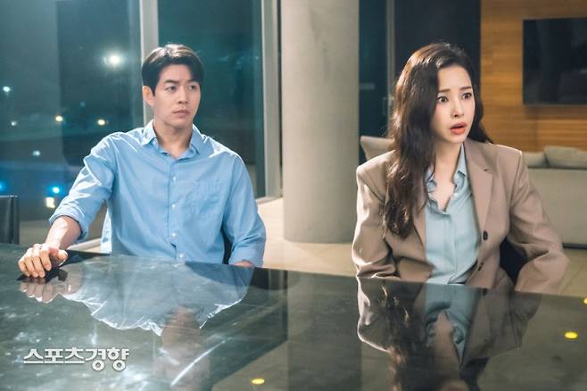 SBS 금토극 ‘원 더 우먼’에 출연 중인 배우 이상윤(왼쪽)과 이하늬. 사진 SBS