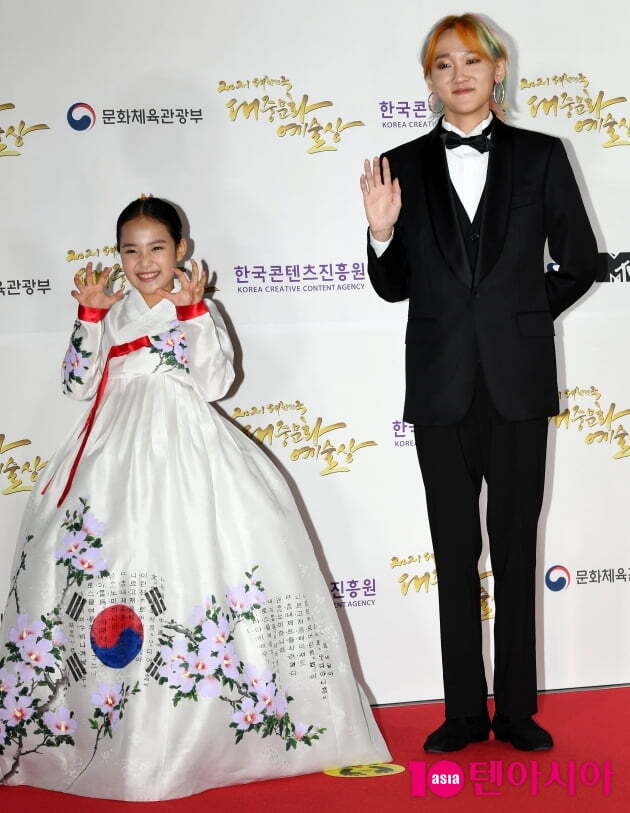 Singer Kim Taeyeon and rapper Kang Min-soo pose on the red carpet of the 2021 Korea Popular Culture and Arts Awards ceremony held at the National Theater in Jangchung-dong, Jung-gu, Seoul on the afternoon of the 28th.