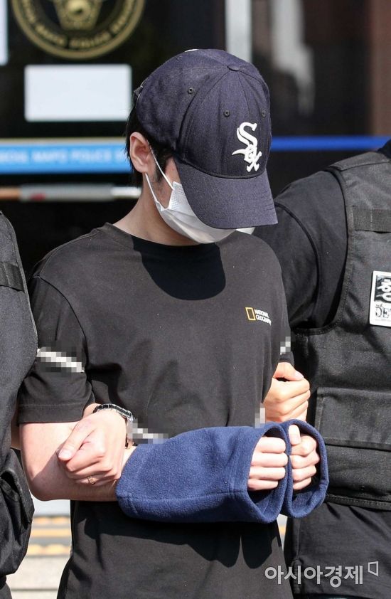 마포구의 한 오피스텔에서 친구를 감금하고 가혹행위로 숨지게 한 혐의를 받고 있는 피의자 안모씨와 김모씨가 서울 마포경찰서에서 검찰로 송치되고 있다./강진형 기자aymsdream@