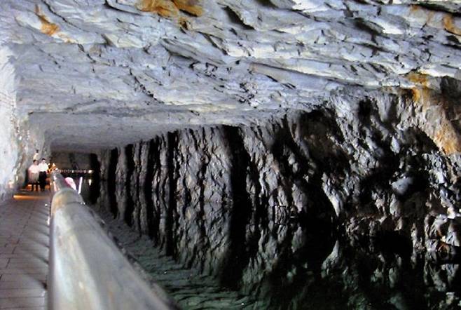 중국 대륙에 최인접한 대만 영토인 진먼다오(金門島)에 구축되어 있는 지하 터널. 중국의 각종 공격을 견디고 반격할 수 있는 군사 시설을 지하에 요새화해 놓고 있다./위키피디아