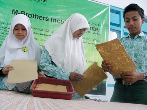 인도네시아 고등학생들이 말똥으로 만든 종이를 보여주고 있다. 인터넷 캡처
