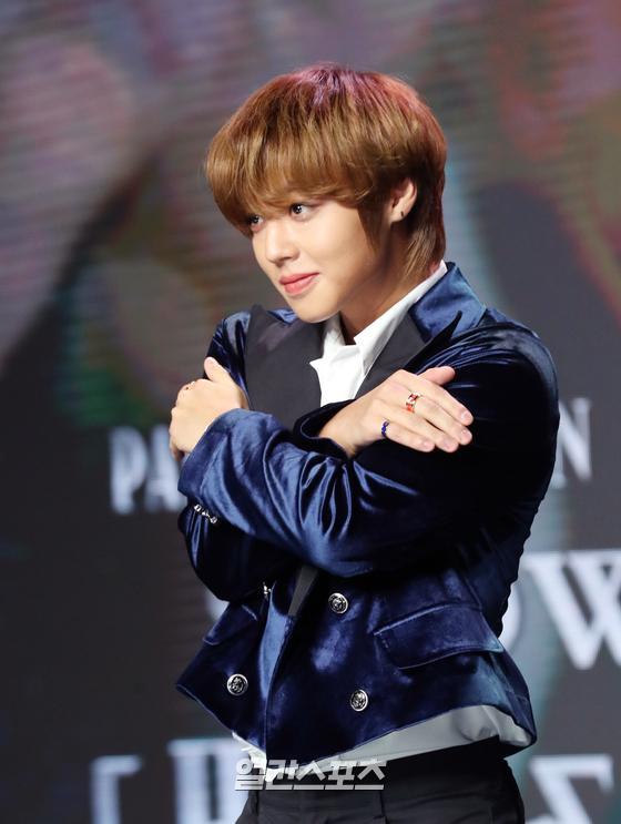 Singer Park Jihoon (PARK JI HOON) held a showcase to commemorate the release of the fifth Mini album HOT & COLD at Ilji Art Hall in Cheongdam-dong, Gangnam-gu, Seoul on the afternoon of the 28th.Park Jihoon poses in Photo Time
