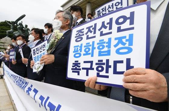 지난 6월 17일 국회 본청 앞 계단에서 '남북공동선언 국회비준동의 및 종전선언 평화협정 촉구 기자회견'이 열리고 있다. 오종택 기자
