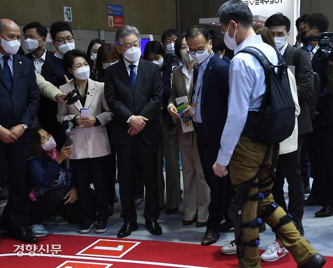 이재명 더불어민주당 대선 후보가 28일 경기도 고양시 킨텍스에서 열린 ‘2021 로보월드’에서 참가 업체의 웨어러블을 착용한 보행을 지켜보고 있다. 국회사진기자단