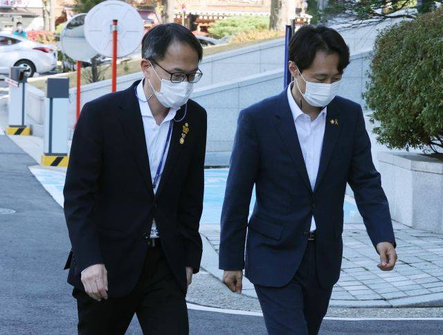 더불어민주당 박주민 의원(왼쪽)과 이탄희 의원이 28일 오후 임성근 전 부장판사의 탄핵심판 사건의 선고 공판이 열리는 서울 종로구 헌법재판소로 향하고 있다. 연합