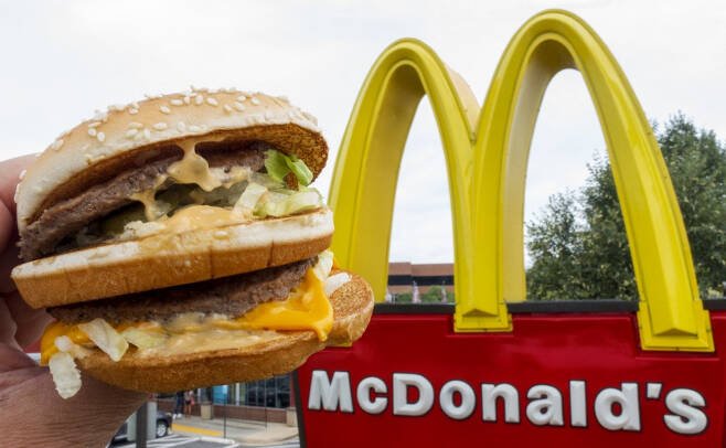 세계 최대 햄버거 체인 맥도날드가 미국에서 메뉴별 가격을 6% 인상한다./사진=AFP