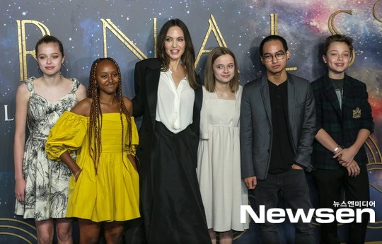 Hollywood actor Angelina Jolie handed over her luxury dress to daughter Shiloh.Splash.com unveiled the scene of the movie Tunnel screening event in London, England, on October 27 (local time).Angelina Jolie stood in the photo wall with her eldest son Maddox, Shiloh, Zahara, Vivienne, and Knox, who are attending Yonsei University.In particular, Shiloh appeared in a luxury brand D company dress that Angelina Jolie wore in the movie Maleficent 2 event.Unlike Angelina Jolie, who boasted a rich and long banner when she wore it, Shiloh attracted attention by binding both shoulder lines with a short banner.Meanwhile, the Marvel film Tunnel, starring Angelina Jolie, tells the story of the insomnia heroes who have lived without revealing their appearance for thousands of years, reuniting themselves to confront the oldest enemy of mankind, Deviants, after Avengers: Endgame.
