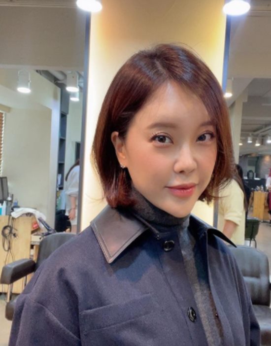 Baek Ji-young posted a picture and a picture on his instagram on the 28th, Lets pretend to be pretty.In the open photo, Baek Ji-young is staring at the camera with a shy expression. The visuals of Baek Ji-young, who has a single hair, attract attention.Meanwhile, Baek Ji-young is married to Actor Jung Suk-won and has a daughter in her family.Photo = Baek Ji-young Instagram