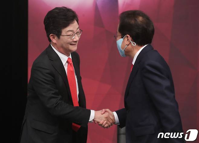 (부산=뉴스1) 여주연 기자 = 유승민, 홍준표 국민의힘 대선경선 후보가 18일 오후 부산 수영구 민락동 부산MBC에서 열린 ‘국민의힘 부산·울산·경남 합동토론회’에 앞서 인사 나누고 있다. 2021.10.18/뉴스1