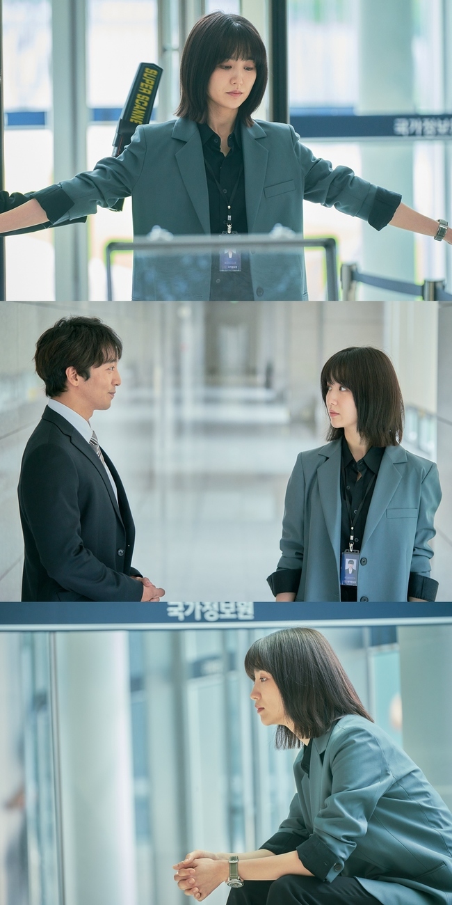 In the Hanako to Anne drama Moebius: Black Sun, Park Ha-suns unusual appearance and Kahaani of NIS agents four years ago are revealed.MBC gilt drama Moebius: Black Sun (playplay by Yoo Sang/director Wi Deuk-gyu), which will be broadcast on October 29, deals with the past of characters based on the world view of the Black Sun.In particular, events from the main part will be unfolded four years ago, focusing on Seo Soo-yeon (Park Ha-sun), Jang Chun-woo (Jung Mun-seong), and Do Jin-sook (Jang Yeong-nam).In the first session, the relationship between Seo Soo-yeon, an agent of the support management team of the Overseas Intelligence Agency, and Jang Chun-woo, a black agent she manages, is revealed, and the attention is focused on the fact that something unusual happens around the NIS.The SteelSeries, which was released on the 29th, showed Seo Su-yeon passing through the NIS entrance search station. She responded to the search, and she looked nervous for some reason.On this day, Seo Soo-yeon says that unexpected behavior causes an unexpected situation in the NIS, and I wonder what purpose she would have done with it.In addition, Oh Gyeong-seok (Hwang Hui), who was Seo Soo-yeons lover, also appeared in the Black Sun, adding to the interest.Oh Gyeong-seok died during the operation in Shenyang, and Seo Soo-yeon was also saddened by the loss of his life by being caught up in the plot of the private organization Commerce Council composed of NIS former and current agents.The two people in SteelSeries are very different from the main one, and they emit strange air currents, suggesting a special relationship.Expectations are rising as the narrative of the two people who met for the first time as a senior member of the NIS will be revealed through Hanako to Anne, and a new Kahaani, which was not previously seen, is foreseen.