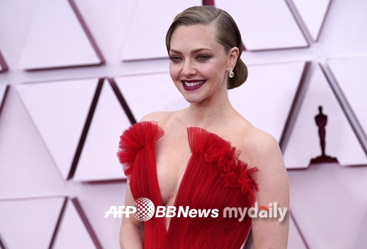 Hollywood star Amanda Seyfried, 35, who was nominated for the Academy Award for Best Supporting Actress for Menc, has revealed that she was Infected by the Corona 19 virus.Amanda Saifred appeared on the recently aired United States of America talk show Late Night and said she was infected by the Corona 19 virus at the time of the announcement of the Academy Award nominee this year.When the candidate for the Academi award was announced on March 14, he was infected by Corona and suffered from high fever and muscle aches, he said.I heard the most happy news, and I did not like to be reported on the news with Corona 19 Infection fact.I turned off my phone the night before because I thought, If someone was going to tell me that I was nominated for an Academy Award, I wish it was my mother.Amanda Saifrid was vaccinated two days before Corona 19 Infection, which he said was self-pricing and focused on restoring his body.Amanda Saifred, meanwhile, was nominated for an Academy Award for Best Supporting Actress for Menk. Eventually, her rival, Youn Yuh-jung, won Oscar.