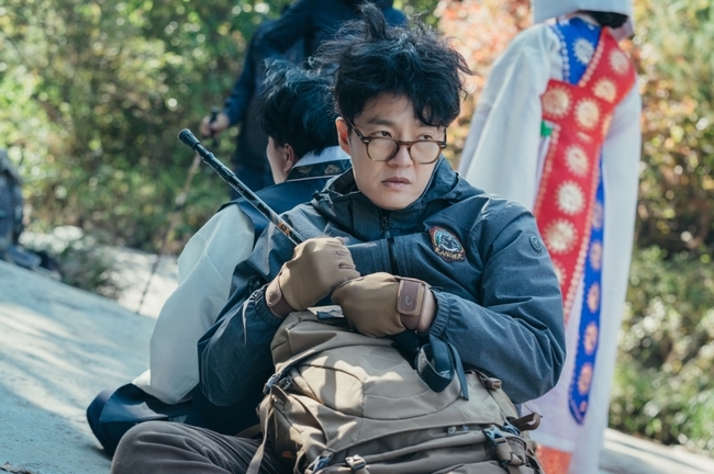 Rangers set to crack down on Jirisan to defend himIn TVNs 15th anniversary special project Jirisan (playplay by Kim Eun-hee/director Lee Eung-bok/production Aestori, Studio Dragon, Wind Pictures), Jirisan National Park Rangers including the Jun Ji-hyun and the gang hyun (Ju Ji-hoon) captured a total of Super Wings.In the public photos, there are extraordinary camps including the magnificent Seoi River, Jeong Gu-young (Oh Jeong-se), Park Il-hae (Jo Han-cheol), resource conservation and employee Kimsol (Lee Ga-seop).In addition to the appearance of those who are overflowing to the spleen as if they are about to go to a big operation, the gang hyun also raises the question once again.Then, Rangers who raided the place where the Illegal Goodpan is happening will make a desperate struggle (?) to create a squeeze.Those who enter the prohibited area are forced to drive Park Il-hae with a scary momentum, and they are not only afraid of the Rangers who want to stop it, but also the momentum is so proud that they are absurd.The face of Jeong Gu-young, who takes away the evidence of the good plate they have put on everywhere, seems to reach the stage of devolution with the expression that only those who have experienced this kind of thing can make.However, Park Il-haes bumbling, which was severely plagued by the shameless people who came out of the Illegal, is unfortunate.Rangers have not been able to bow to disasters such as heavy rains and storms, regardless of day and night, and have been deeply impressed by the life-saving work.In addition, he was able to show up anywhere to preserve and protect Jirisan, such as playing with people who have infiltrated the Illegal area to find the lottery ticket that won the first prize.As the rangers who have not been able to see it in this way have been drawn closely, the interest index of viewers has also increased.