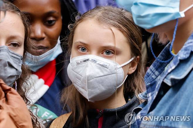런던 금융가 시위 참석한 그레타 툰베리 (런던 AFP=연합뉴스) 스웨덴 청소년 환경운동가 그레타 툰베리가 29일(현지시간) 영국 런던 금융가에서 화석연료 자금지원 중단을 촉구하는 시위에 참가하고 있다.photo@yna.co.kr 2021.10.30