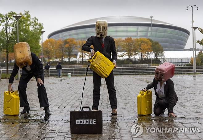 기후변화 대응 요구 시위 (글래스고 EPA=연합뉴스) 바다 환경보호단체인 오션 리벨리온이 29일(현지시간) 시위를 벌이고 있다.photo@yna.co.kr 2021.10.30