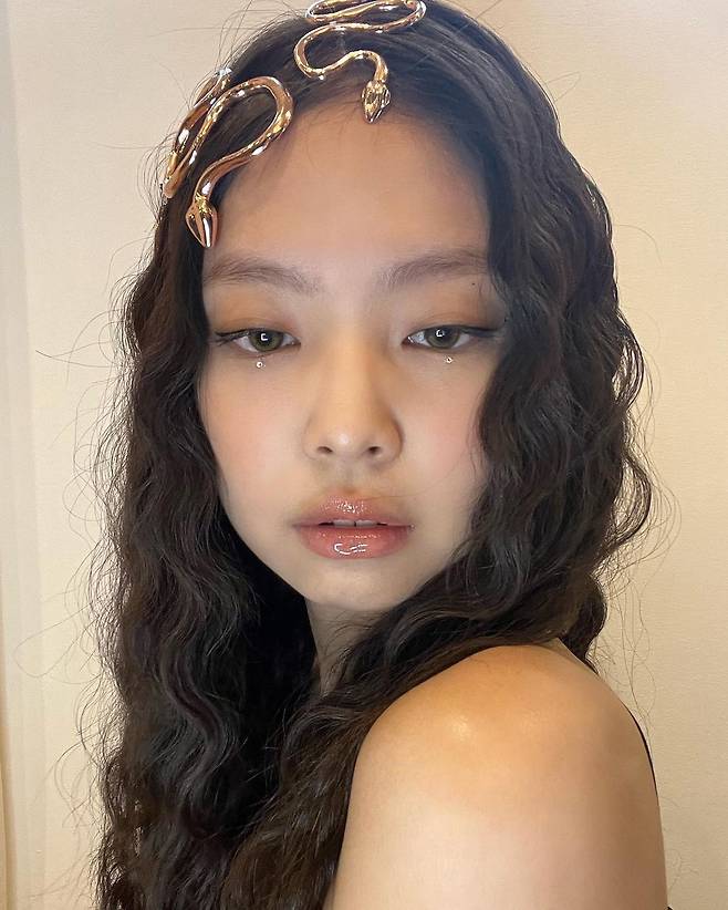 Seoul = = = Group BLACKPINK member Jenny Kim unveiled a Halloween makeup with a unique atmosphere.On the 31st, Jenny Kim posted a selfie photo on her Instagram with an article entitled Happy Halloween.In the photo, Jenny Kim, who is decorated with colorful nail art, is wearing a snake-patterned accessory and taking a selfie.Jenny Kims unique beauty, which has a mythical goddess-like atmosphere, catches my eye.Meanwhile, BLACKPINK, which includes Jenny Kim, will deliver a message to encourage awareness of the 2015 United Nations Climate Change Conference and environmental protection at the 26th United Nations Climate Change Conference Conference Conference Conference (COP26) held by leaders from all over the world on November 1 and 2.