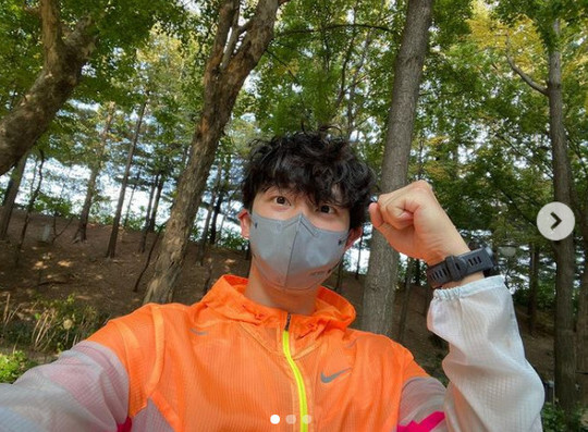 Actor Siwan took part in the marathon, Lee Gi-won, who rejuvenated the marathoner Lee Bong-ju.Siwan posted a picture on his instagram on October 31 with an article entitled Lee Gi-won Marathon. Lee Gi-won.In the open photo, Siwan leaves a certification shot that participated in Marathon with sweaty hair and sportswear.It is eye-catching to hold a fist and convey a positive and bright aura toward Lee Bong-ju.Lee Bong-ju, who appeared on KBS 2TV Endless Masterpiece in August, said, Muscle spasms continue to occur regardless of intention.I can not spread my back properly. Meanwhile, Siwan will meet with fans in the films Emergency Declaration, Boston 1947 and I just dropped my smartphone.