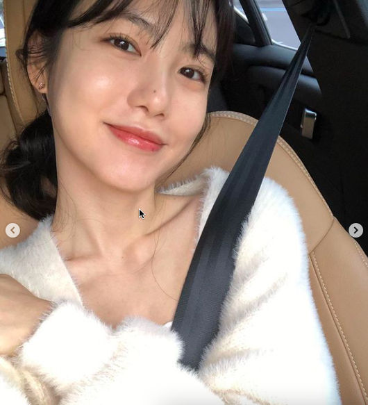 Actor Shin Ye-eun showed off her beautiful beauty with a selfieShin Ye-eun posted several photos on her SNS on the 31st.In the photo, Shin Ye-eun showed off her innocent and sexy charm at the same time in a clavicle-looking costume; the beautiful beauty of Shin Ye-eun, who is wearing a seat belt, stands out.Shin Ye-eun will be DJing KBS Radio Raise Volume from November 1st