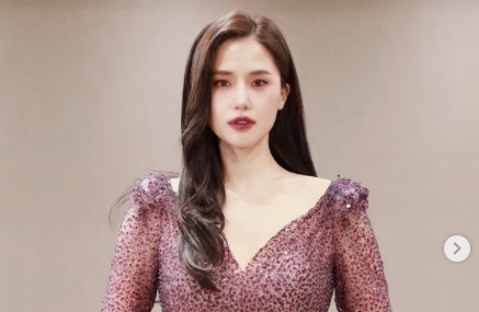 Actor Gong Hyun-joo has attracted attention by releasing pictures of mysterious visuals.On the 31st, Hyun-joo said, I took a picture of my memories during the high class costume fitting last spring.I want to play a vampire someday. # happyhalloween and posted two photos.The photo shows Gong Hyun-joo posing in a purple-toned dress.The visual of the goddess of Hyun-joo, who is making a faint expression with an elegant yet sophisticated figure, catches the eye.Especially, the picture in which the red lips stand out in the pale face is filled with a mysterious atmosphere.On the other hand, Gong Hyun-joo is appearing as Cha Do-young in TVN Drama High Class.High Class contains a mystery of the passion that entangles with a woman of her Husband who died at a luxury international school on an island like Paradise.