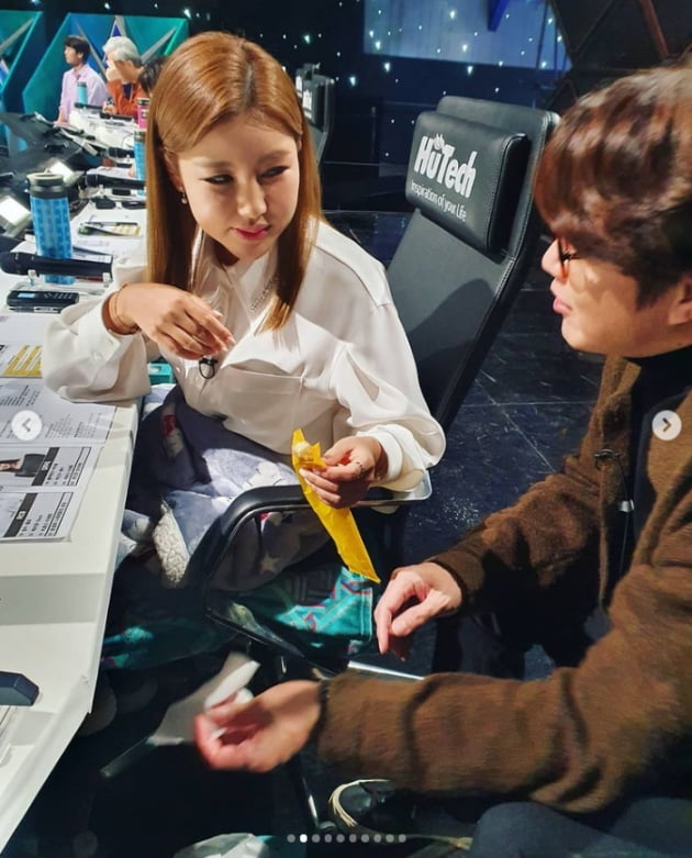 He told the daily life of singers Sung Si-gyeong and Song Ga-in.Sung Sik Kyung said on his instagram on the 1st, Woo Young is a Cain who looks at the coffee tea Churus Cain and looks at it.Wooyoung is a wind flow ledger that ended with a long recording battery thanks to Cain.Above all, I posted several photos with the article Thank you to the participating artists who made me feel better with the wonderful stage # Everyone # I was troubled # Goodnight.In the open photo, Sung Sik Kyung is having a break with other performers and JTBC wind flow ledger - War of hip singers shooting.On the other hand, Sung Sik Kyung is working as a judge on JTBC wind flow ledger - War of hip singers with Song Gain.Photo- Sung Sik Kyung SNS