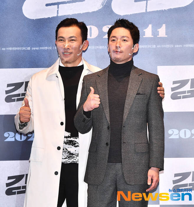 The movie Gyeonggang Line premiere was held at the entrance of Lotte Cinema Counter in Seoul on the afternoon of November 1.Actor Yu Oh-seong, Jang Hyuk, Park Sung-geun, Oh Dae-hwan, Lee Hyun-gyun, Shin Seung-hwan, Choi Ki-seop and Yoon Young-bin attended the ceremony.The film Gyeonggang Line is a film about the ambitions, plots, and betrayals of different organizations surrounding the construction of the largest resort in Gyeonggang Line.