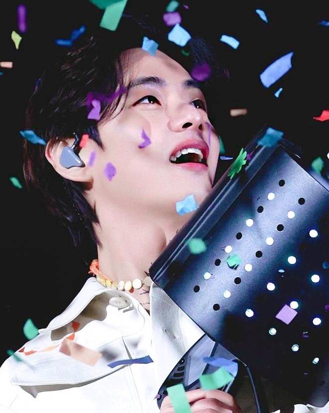 "얼굴이 감동실화" 방탄소년단 뷔, 제왕적 카리스마→아련한 눈빛..화려하게 빛난 김태형