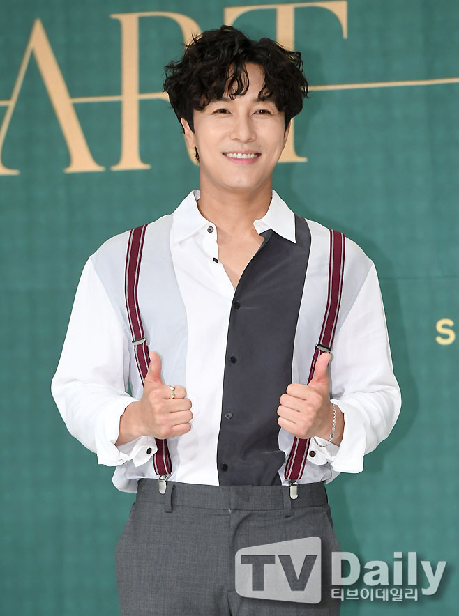 Group Shinhwa Kim Dong-wan has been fighting with fans, and quickly apologized and dismissed the controversy.Kim Dong-wan wrote on his Instagram on the 1st, When can I hear it? Lee Soo Moksound in the audience.The video featured a group MC The Max (M.C the MAX) Lee Soo, who sings Hello for a moment in MBC entertainment program Im a singer 3 which ended in 2015.Lee Soo has been hiding from the broadcast due to the issue of Sex tricking in 2009.There have been several moves to return, but it has not been concluded because of the opposition.At the time, Lee Soo was caught and accused of calling a minor home and paying him and doing sex tricking three times.He admitted the Sex trafficking fact but insisted he did not know the other person was a minor.The court suspended Lee Soo on condition that he was educated to prevent recidivism, considering that he was a first-time offender.Since then, he has been active without appearing on the air. He announced his return to I am a singer, but despite his first recording in the face of strong criticism, he was informed of his departure and tasted the humiliation of being edited.Some netizens who encountered the post responded critically, saying that they are advocating sex offenders who caused social controversy.Kim Dong-wan blocked the comment function and left a sarcastic nuance on the Instagram story, saying, I am so glad you are disappointed with me.After the controversy continued, Kim Dong-wan deleted a post containing Lee Soos video and said, You are soon Monday.I have to sleep quickly, and made Snowy with fans as nothing. But the anger of the netizen rarely abated.They went to Kim Dong-wans Instagram and poured out criticism such as I have a lack of empathy for others, What are you trembling about in the yard where I can not perform Shinhwa, and I want to stop watching TV.In the end, Kim Dong-wan wrote in an apology, And then the judgment was blurred and disappointed many people. I am so sorry.Above all, I regret that I hurt those who have been around for a long time. I will take your criticism and criticism, and I will be careful and self-conscious about what I say and say in the future. I apologize to many people once again, he added.Kim Dong-wans quick apology means that the Lee Soo Advocacy Controversy is somewhat over.It is noteworthy that he will be able to reach the public with a mature appearance in the future, facing an unexpected backlash with SNS.