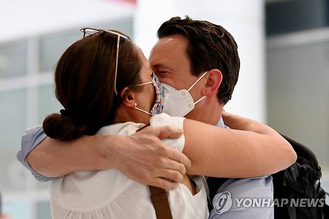 이젠, 절대 떨어지지 말자 (시드니 로이터=연합뉴스) 코로나19로 생이별을 했던 한 커플이 시드니 공항에서 재회 후 '마스크 키스'를 나누며 격한 기쁨을 누리고 있다. 2021. 11. 1 photo@yna.co.kr