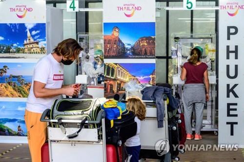 무격리 입국 첫날 푸껫 공항에서 관광객들이 PCR 검사를 기다리는 모습. 2021.11.1 [AFP=연합뉴스]