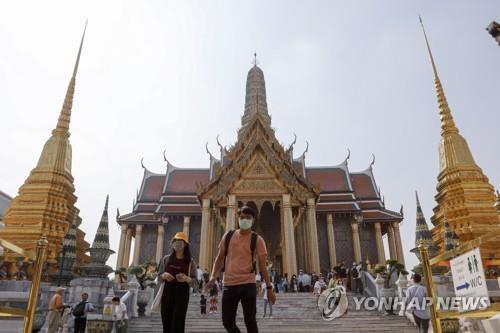마스크를 쓰고 방콕 시내 왕궁을 둘러보는 관광객들. 2020.2.1 [EPA=연합뉴스 자료사진]