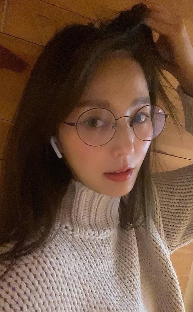 Broadcaster Ahn Hye-Kyung showed off a changed atmosphere.Ahn Hye-Kyung posted a picture on his instagram on the 2nd, I feel like I am someone else when I use glasses ... so good.The photo shows Ahn Hye-Kyung wearing round glasses and holding the atmosphere like a model.Ahn Hye-Kyung, who has a strong youthful and sunny image, has a different charm with an intellectual and elegant atmosphere after wearing glasses.Meanwhile, Ahn Hye-Kyung is appearing on SBS The Beating Girls.
