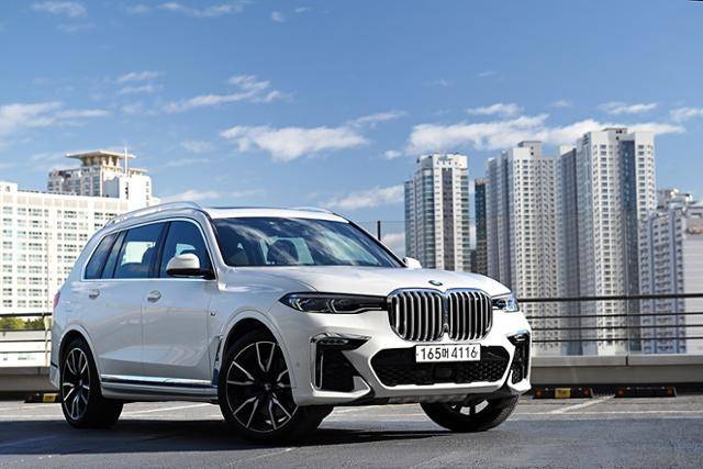 BMW X7 xDrive40i M 스포츠 패키지는 화려하면서도 여유로운 플래그십 SUV의 매력을 효과적으로 드러낸다.