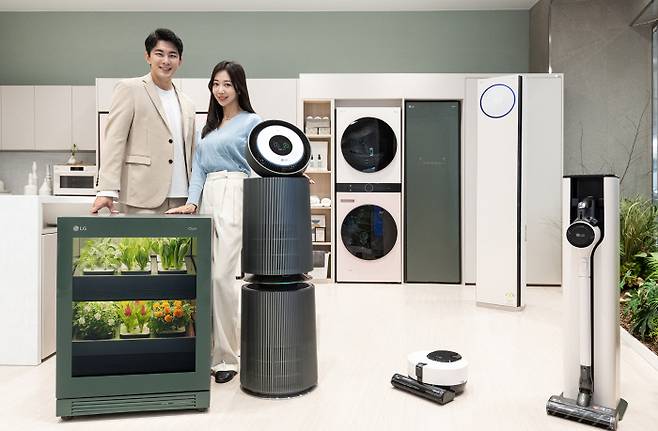 서울 여의도에 있는 LG전자 베스트샵 더현대 서울점에서 모델들이 프리미엄 가전 ‘오브제컬렉션’ 제품을 소개하고 있다. LG전자 제공