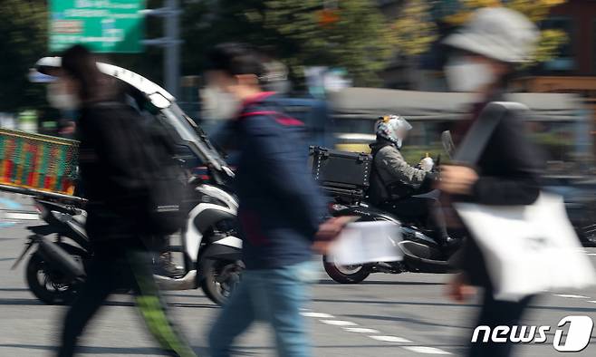 서울 시내에서 라이더들이 오토바이를 타고 배달하고 있다.  / 사진=뉴스1