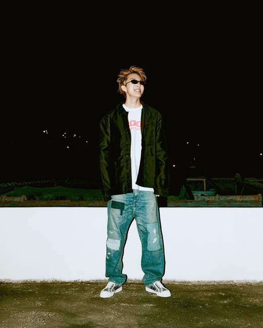 Singer Zion.T showed off her extraordinary sense of fashion.Zion.T posted several photos on his instagram on the 1st without any comment.Zion.T in the public photo matches a black overfit jacket with a white T-shirt and completes street fashion.Zion.T, wearing exhaust pants, attracted attention with his pants down to his thighs, and his unique hairstyle and sunglasses added a heap of sensibility.Zion.T, meanwhile, is appearing as a producer on Mnet Showmethemoney.