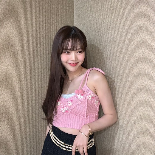 Group OH MY GIRL member Choi Hyo-jung has renewed Leeds beauty.Choi Hyo-jung posted several photos on his instagram on the 2nd with the phrase I am embarrassed.The photo showed Choi Hyo-jung, who turned into a long hair, and Choi Hyo-jung looked embarrassed as if the new change was awkward.Choi Hyo-jungs lovely fairy beauty catches the eye by far.Choi Hyo-jung matched a pink crop top with a black tweed skirt and a youthful styling.It is Choi Hyo-jung, who admired the popular girl group down visuals that can not see colorful accessories.The netizens who saw this responded with comments such as I have one wish for you, please ... raise one more self, My sister is a long hair and Hull Ipuzana.