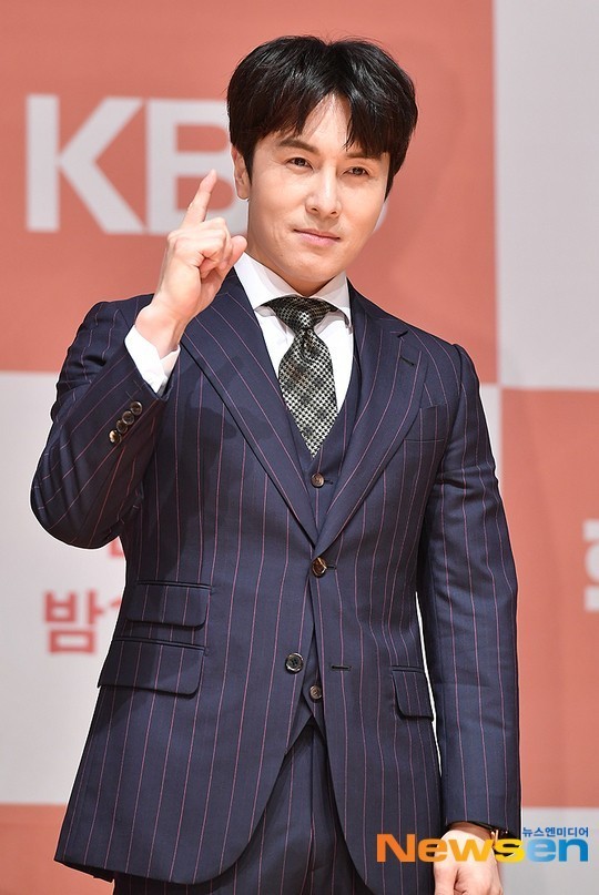 I can drink and make mistakes, but the repercussions and fans disappointment have also been the part for Kim Dong-wan to handle.On November 1, Kim Dong-wan apologized for his rude remarks to fans regarding the controversy over Lee Soos support with a self-written apology.Kim Dong-wan said, And then, I was disappointed and hurt by many people, he said. I regret that I hurt those who cheered me more than anything and have been around for a long time.Kim Dong-wan posted an article on his SNS to support Lee Soo, who is being prostituted by prostitution, and then played a war with fans who pointed out it.In fact, this controversy can be seen as the shock of Kim Dong-wans attitude toward fans rather than Lee Soo.Kim Dong-wan and the netizens have different relationships and thoughts about Lee Soo, Singer Lee Soo and Comrade Lee Soo.Lee Soos controversy over prostitution aside, it is possible to have a different idea due to the difference in position.But the unsatisfactory attitude to the conflict was only right, because it was not a healthy and productive war of words, but a fight of words and fights.The fans point was not just a bad idea, but a fan who cheered Kim Dong-wan, and prostitution was enough to raise as a member of society who knew that prostitution was illegal in Korea.Wow, I am so glad, you are disappointed with me, and the remarks that sarcastically spoke to fans were unpleasant.The attitude of responding to the controversial colleagues and their problem behaviors is doubtful about whether they thought the fans were equal partners.It is just as light as the love of long-time fans is natural.Kim Dong-wan, who debuted in 1998 as a group Shinhwa and has been active in various fields, has been with fans for more than 20 years.Kim Dong-wan, who is well known as one of the leading donation angels in the entertainment industry, has been influential to fans with his remarks on social events.It has been a mental move that fits the word immediate.Of course, it is somewhat dramatic to fade to the previous actions.However, the excuse of And then is a repertoire that is now so boring and socially, and there is a lot of room to add to the public opinion.