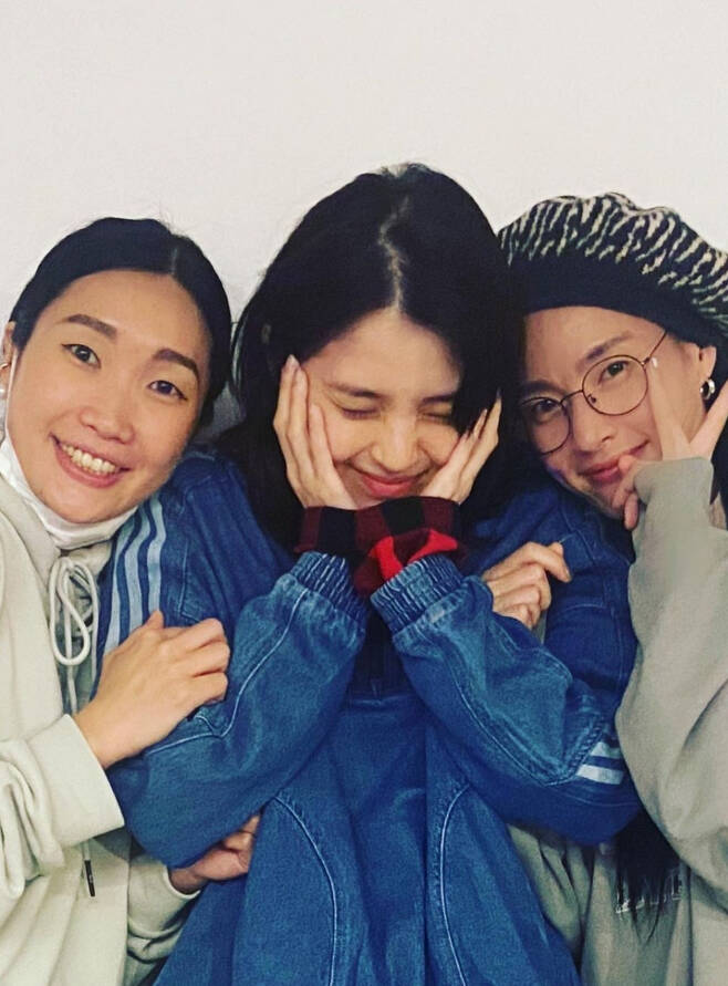 Monica posted several photos on her Instagram page on Monday, along with an article entitled Duck #myname #Myname.In the open photo, Monica and Lipjay smile with Han So Hees arms folded, and Han So Hee also put his hands on his face and looked happy.Han So Hee also commented on his heart-shaped emoticons and expressed his affection.Meanwhile, Monica and Lip Jay have been active in the recently released Mnet Survival program Street Woman Fighter.Han So Hee has attracted attention by revealing his extraordinary fanship of these two people through his Instagram.