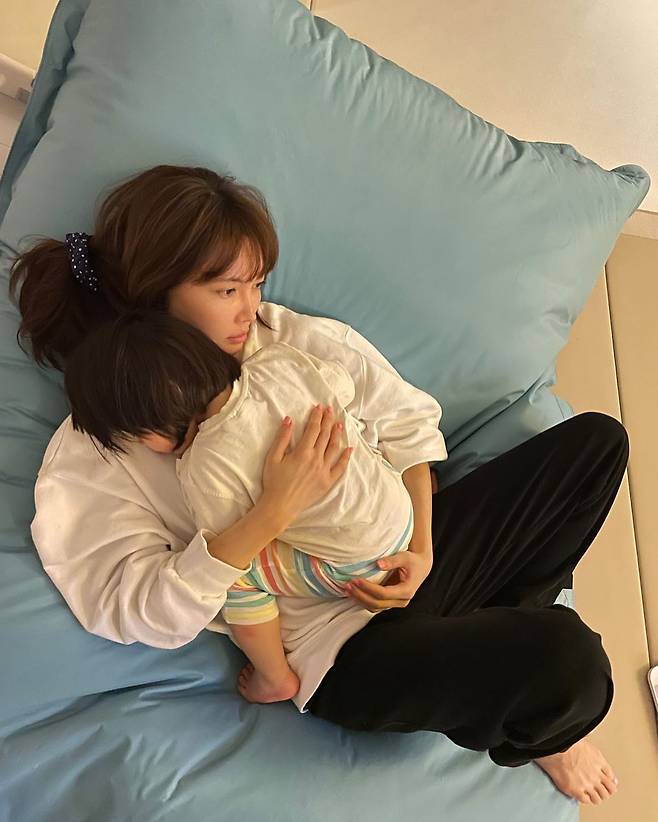 Yangmira posted a picture on her instagram on the 2nd, with an article entitled Seo... West Lake... Its still 6:30... What if you sleep now... #Get out or overtime?In the open photo, Yangmi is making a tired look with her son West Lake in her arms.The appearance of West Lake, who fell asleep in the early evening, caught the attention of the viewers.Meanwhile, Yangmira married a businessman of 2018 and has a son West Lake.Photo: Yang Mi-ra Instagram