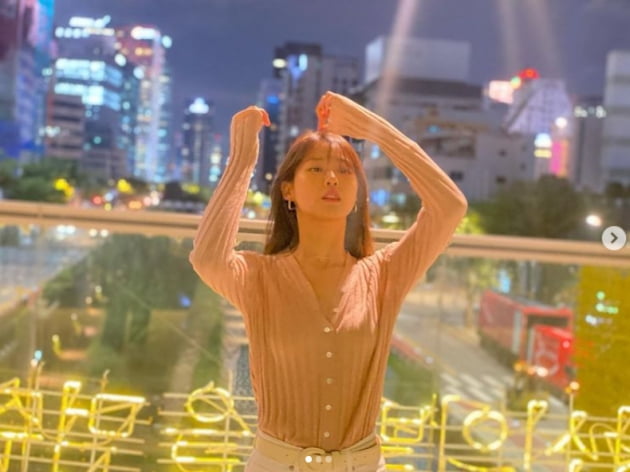 Seolhyun, a member of the group AOA, has reported on the latest.Seolhyun posted three photos on his instagram on the 3rd, along with an article entitled Dazzlings first cover video!In the photo, Seolhyun poses in a blouse in a downtown Seoul city center.On the other hand, Seolhyun appeared in TVN drama Day and Night this year and has played an active role with the South Korean people.Photo: Seolhyun SNS