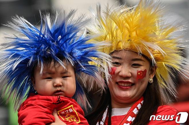 중국 축구를 응원하는 팬들의 모습 © AFP=뉴스1