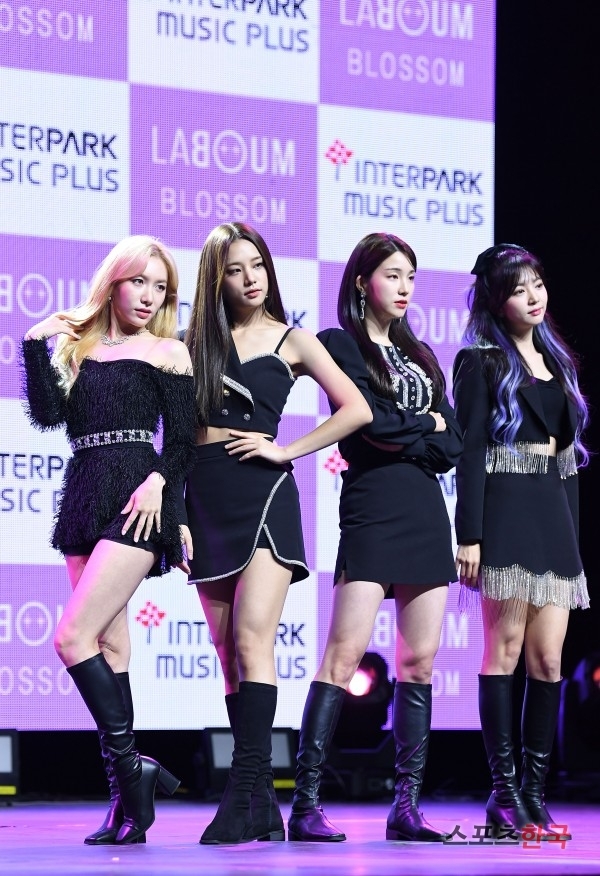 Girl Group LABOUM (So-yeon, Jinye, Haein, and Solvin) attends a showcase to commemorate the release of the mini-3 album Blossom (BLOSSOM) at Blue Square in Yongsan-gu, Seoul on the afternoon of the 3rd.LABOUM, which has recently been reorganized with a four-member system, announced its new start with more mature and deep vocals.
